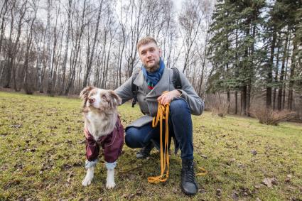 Москва. Молодой человек выгуливает собаку.