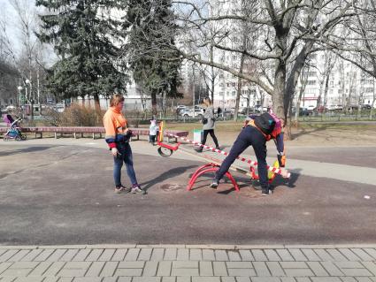 Москва. Закрытая детская площадка.