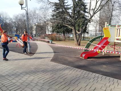 Москва. Закрытая детская площадка.