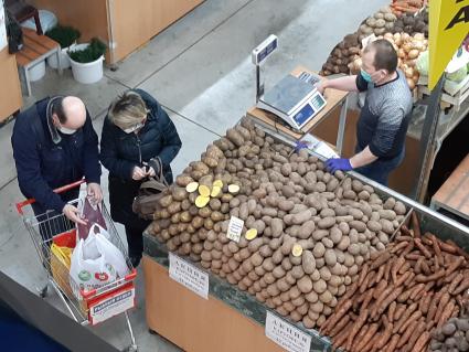 Москва. Покупатели на продовольственном рынке Выхино.