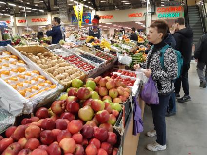 Москва. Покупатели на продовольственном рынке Выхино.