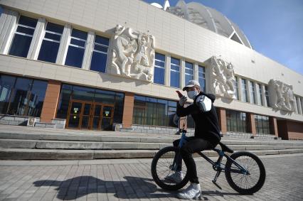 Екатеринбург. Горожане на одной из улиц города во время нерабочей недели, объявленной президентом РФ для снижения темпов распространения коронавируса COVID-19