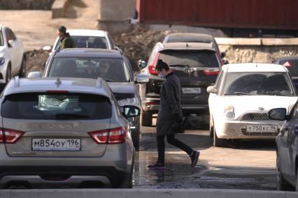 Екатеринбург. Горожане на одной из улиц города во время нерабочей недели, объявленной президентом РФ для снижения темпов распространения коронавируса COVID-19