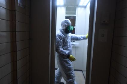 Москва. Дезинфекционная обработка лифта в жилом доме.