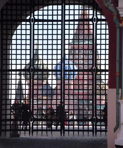 Москва. Вид на храм Василия Блаженного через решетку Спасских ворот.