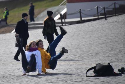 Москва.   Молодые люди на Васильевском спуске.