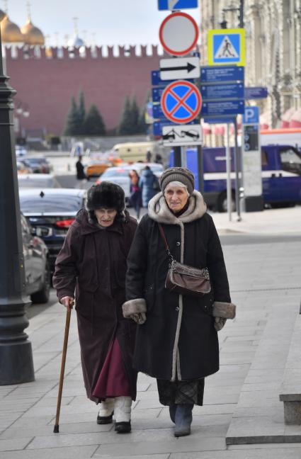 Москва. Женщины пенсионного возраста гуляют в центре города.