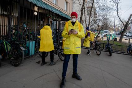 Москва.   Сотрудник сервиса по доставке еды `Яндекс Еда`.