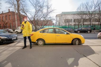 Москва.   Сотрудник сервиса по доставке еды `Яндекс Еда`.