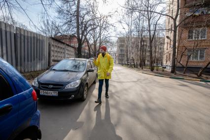 Москва. Сотрудник сервиса по доставке еды `Яндекс Еда`.