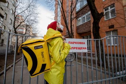 Москва.   Сотрудник сервиса по доставке еды `Яндекс Еда`.