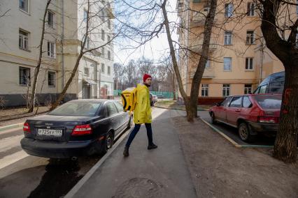 Москва.   Сотрудник сервиса по доставке еды `Яндекс Еда`.