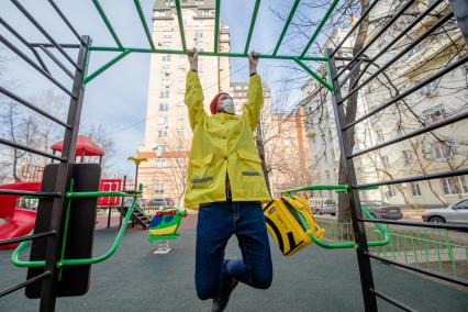 Москва.   Сотрудник сервиса по доставке еды `Яндекс Еда`.