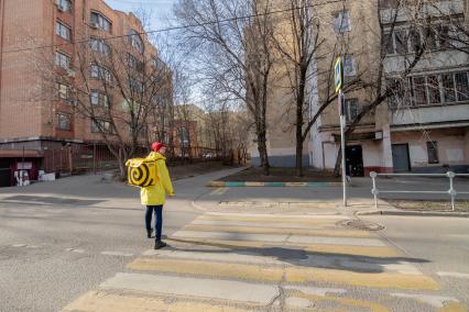 Москва.   Сотрудник сервиса по доставке еды `Яндекс Еда`.