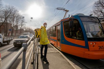 Москва.   Сотрудник сервиса по доставке еды `Яндекс Еда`.