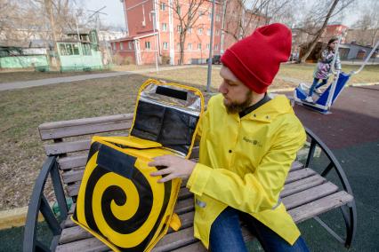Москва. Сотрудник сервиса по доставке еды `Яндекс Еда`.