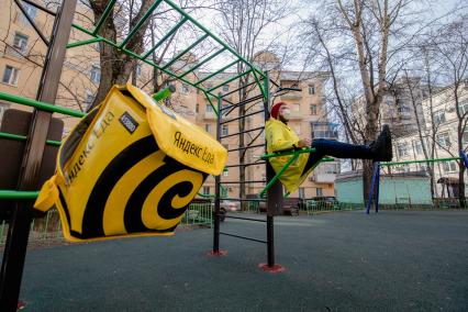 Москва.   Сотрудник сервиса по доставке еды `Яндекс Еда`.