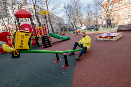 Москва.   Сотрудник сервиса по доставке еды `Яндекс Еда`.