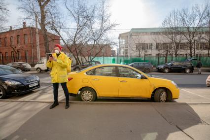 Москва.   Сотрудник сервиса по доставке еды `Яндекс Еда`.