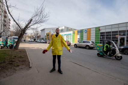 Москва.   Сотрудник сервиса по доставке еды `Яндекс Еда`.