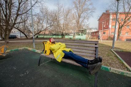 Москва. Сотрудник сервиса по доставке еды `Яндекс Еда`.
