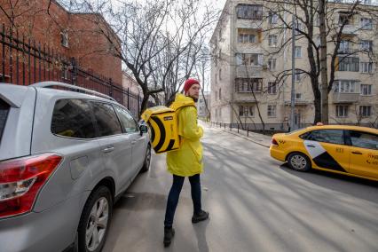 Москва.   Сотрудник сервиса по доставке еды `Яндекс Еда`.