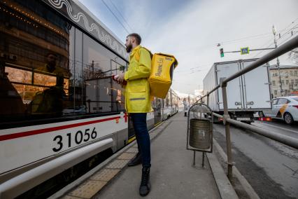 Москва.   Сотрудник сервиса по доставке еды `Яндекс Еда`.