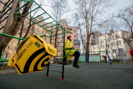 Москва.   Сотрудник сервиса по доставке еды `Яндекс Еда`.