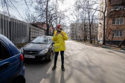 Москва.   Сотрудник сервиса по доставке еды `Яндекс Еда`.