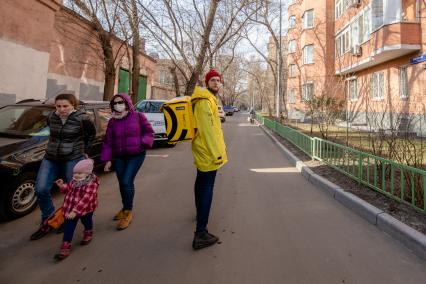 Москва. Сотрудник сервиса по доставке еды `Яндекс Еда`.