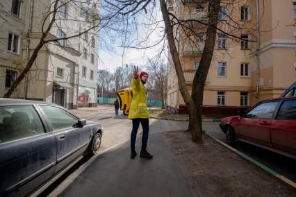 Москва.   Сотрудник сервиса по доставке еды `Яндекс Еда`.