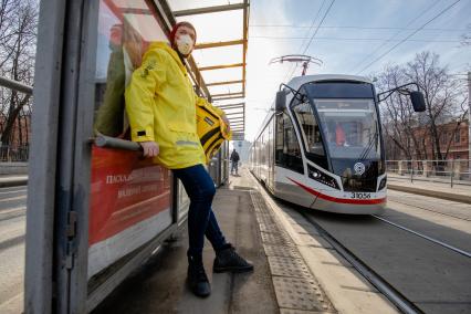 Москва.   Сотрудник сервиса по доставке еды `Яндекс Еда`.