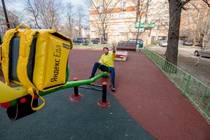 Москва.   Сотрудник сервиса по доставке еды `Яндекс Еда`.