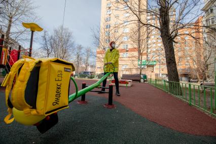 Москва. Сотрудник сервиса по доставке еды `Яндекс Еда`.