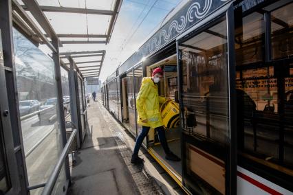 Москва. Сотрудник сервиса по доставке еды `Яндекс Еда`.