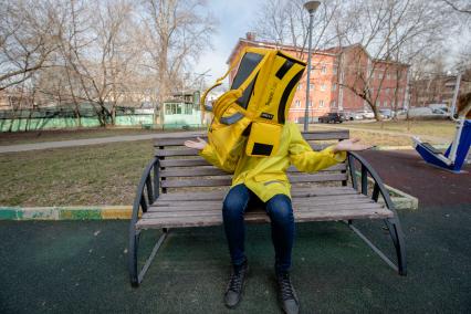 Москва.   Сотрудник сервиса по доставке еды `Яндекс Еда`.