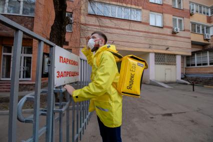 Москва.   Сотрудник сервиса по доставке еды `Яндекс Еда`.