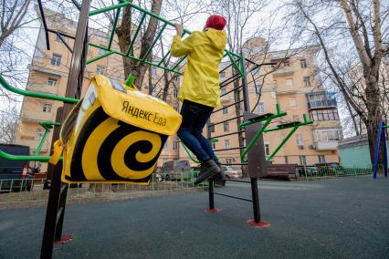 Москва.   Сотрудник сервиса по доставке еды `Яндекс Еда`.