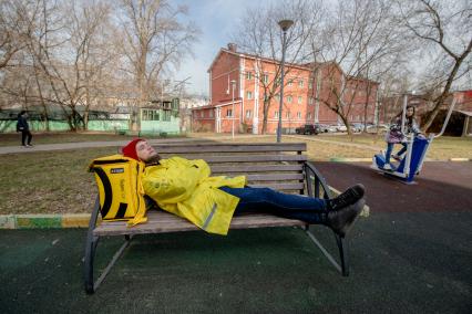 Москва. Сотрудник сервиса по доставке еды `Яндекс Еда`.