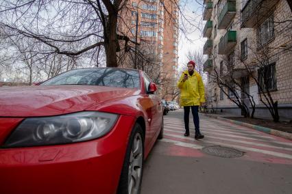 Москва.   Сотрудник сервиса по доставке еды `Яндекс Еда`.