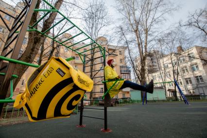 Москва.   Сотрудник сервиса по доставке еды `Яндекс Еда`.