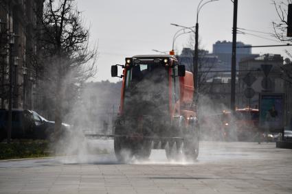 Москва.  Автомобили коммунальной службы моют улицу.