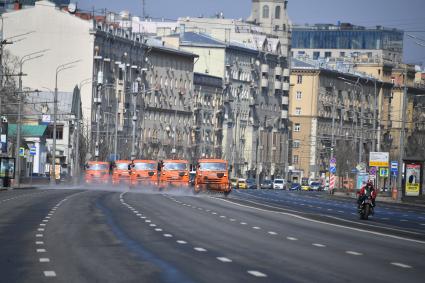 Москва.  Автомобили коммунальной службы моют улицу.