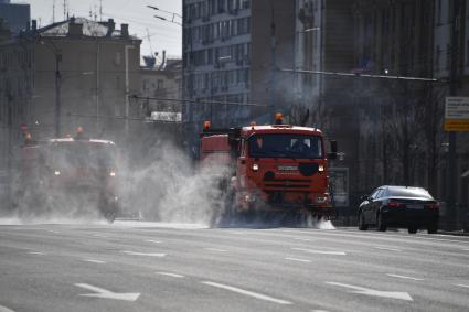 Москва.  Автомобили коммунальной службы моют улицу.