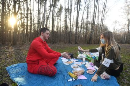 Москва.   Горожане во время пикника в парке.