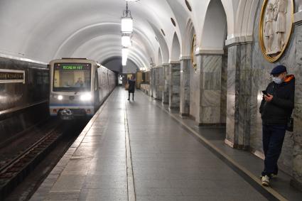 Москва. Пассажиры на станции метро `Парк культуры`.