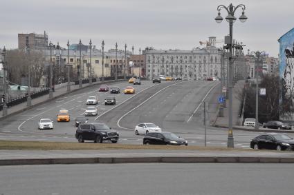 Москва.   Вид на Большой Каменный мост.