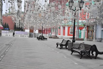 Москва.  На Никольской улице никого нет.