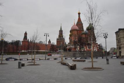 Москва.   На Васильевском спуске и в парке Зарядье никого нет.