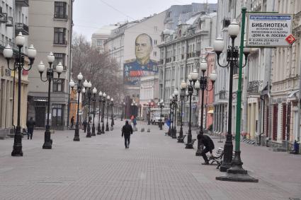 Москва.  Прохожие  на Старом Арбате.